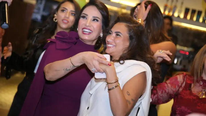 أمل رزق وابنتها لما تحتفلان بعيد ميلادهما بحضور نجوم الفن والإعلام