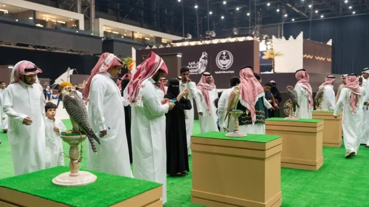 إبداعات تشكيلية تزيّن فعاليات كأس نادي الصقور 2025 في الظهران