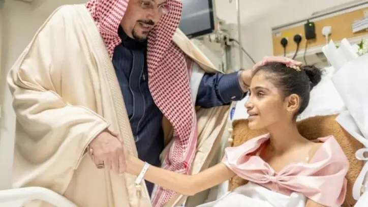 أمير القصيم يكرّم مواطنًا وجنديًا لإنقاذ طفلة في حادث مروري