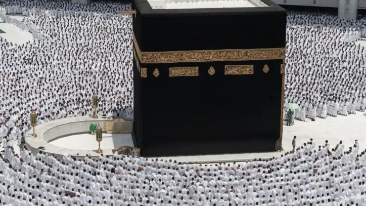 خطيب المسجد الحرام يحذر من الاعجاب بالنفس ويؤكد التوكل على الله وخطيب المسجد النبوي يرسخ عقيدة انفراد الله بعلم الغيب