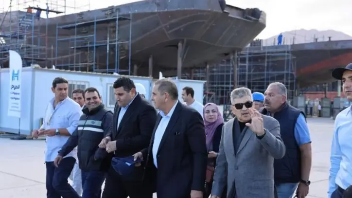 رئيس هيئة قناة السويس يتفقد مشاريع بناء القاطرات وسفن الصيد لتعزيز الصناعة البحرية المحلية