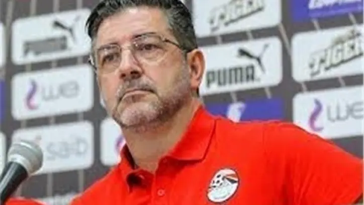 شوبير يكشف تفاصيل اتفاق اتحاد الكرة مع روي فيتوريا بعد أزمة الشرط الجزائي