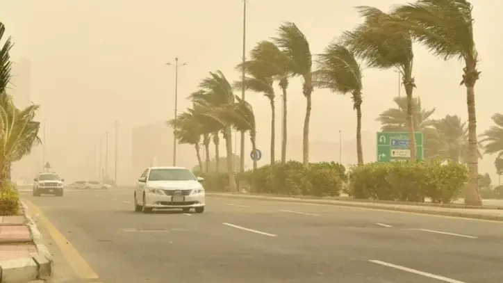 طقس اليوم: رياح مثيرة للغبار وأمطار رعدية محتملة على عدة مناطق