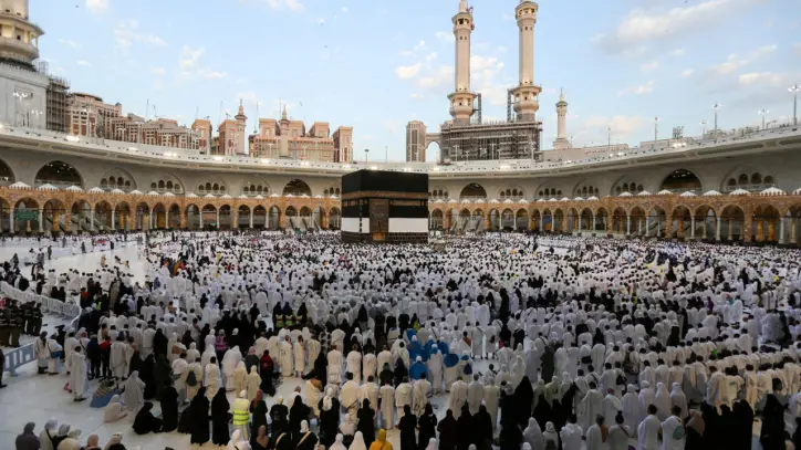 لجان السياحة تواصل معاينات سكن حجاج 1447هـ في مكة والمدينة