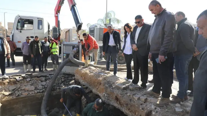 كسر بخط مياه رئيسي في حدائق الأهرام.. ومحافظة الجيزة تتحرك لإصلاح العطل