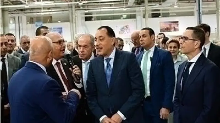 رئيس الوزراء يتفقد مصنع المنصور للفلاتر بالعاشر من رمضان ويطلع على مراحل الإنتاج