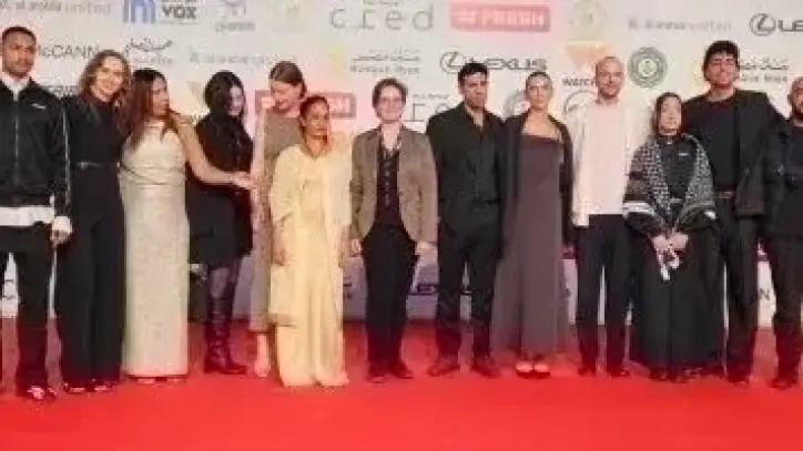 أبطال فيلمي "ترميم" و"ضد السينما" يضيئون السجادة الحمراء بمهرجان القاهرة السينمائي