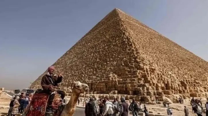 دراسة إيطالية تقترح تأريخًا أقدم للهرم الأكبر وتثير جدلًا علميًا واسعًا
