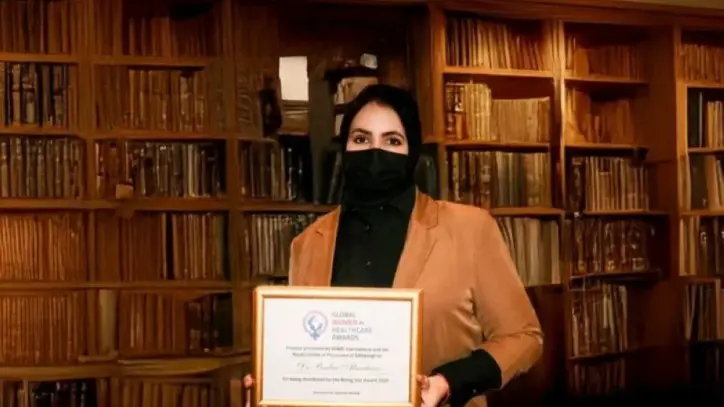 الدكتورة بدور المطيري أول سعودية وعربية تتوج بجائزة المرأة العالمية في المجال الصحي