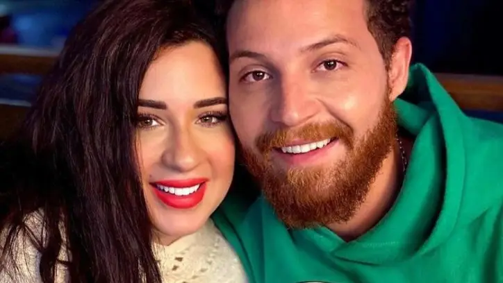 زوجة محمود حجازي تكشف محاولات مالية مقابل رفع منع السفر عن طفلها