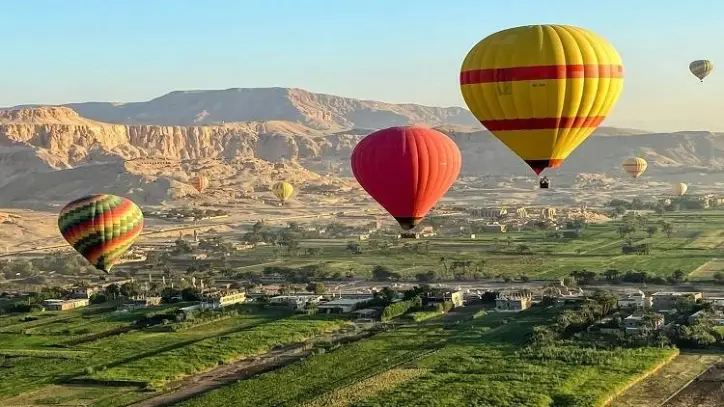 74 رحلة بالون طائر تقل أكثر من 1630 سائحا فوق سماء الاقصر
