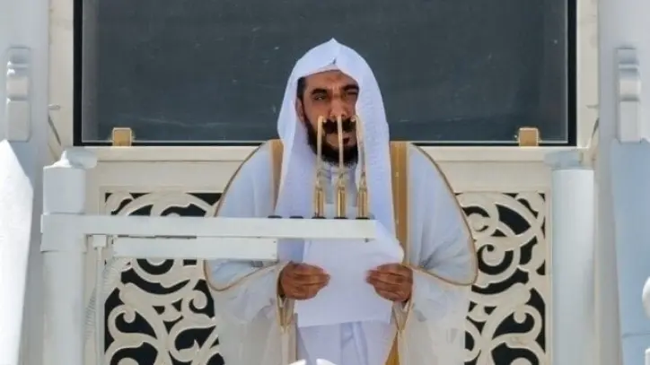 إمام المسجد الحرام يدعو المسلمين لتقوى الله ويؤكد أن الإيمان الصادق أساس السعادة والعزة