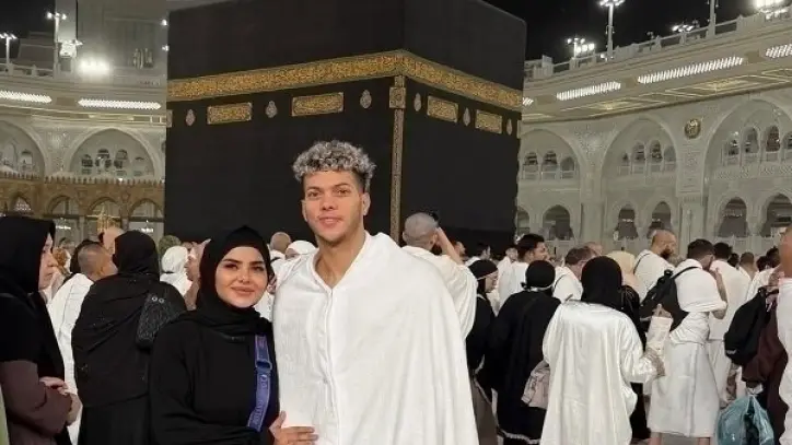 إمام عاشور يؤدي مناسك العمرة خلال فترة إيقافه مع الأهلي