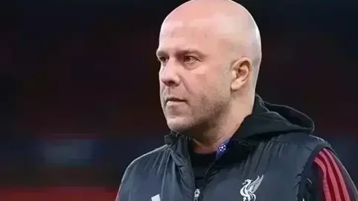 ليفربول يدرس خياراً مفاجئاً لخلافة آرني سلوت بعد الهزائم المتتالية