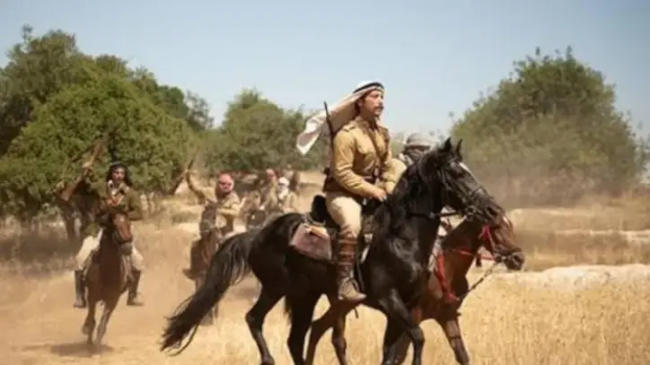 صناع فيلم "فلسطين 36" يزينون السجادة الحمراء لمهرجان البحر الأحمر بـ الشال الفلسطيني
