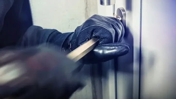 الجيزة: المباحث تحقق في سرقة 100 ألف جنيه وسلاح ناري من فيلا مواطن متقاعد